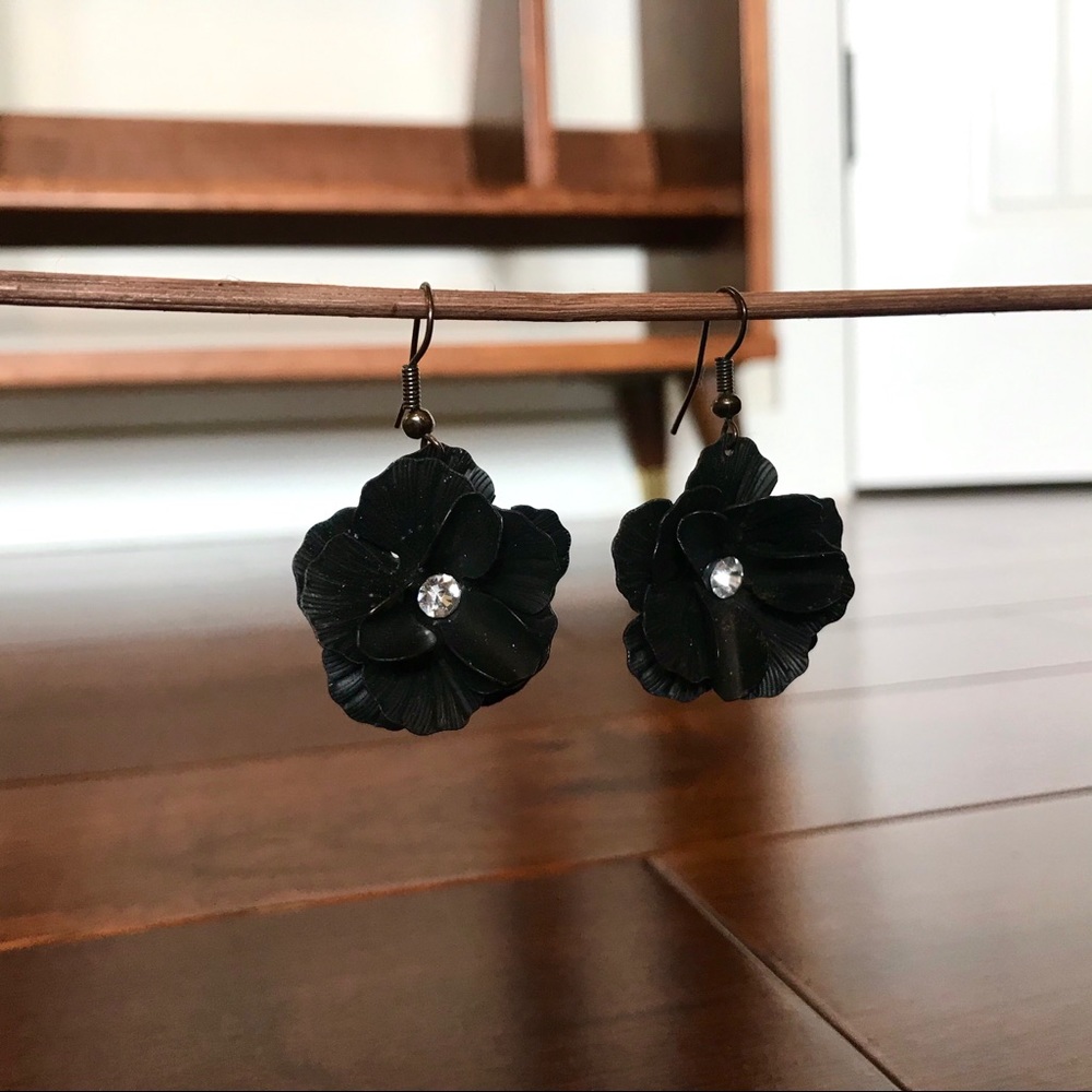 Black Flower 🖤 Petal Diamond Center Drop Earrings